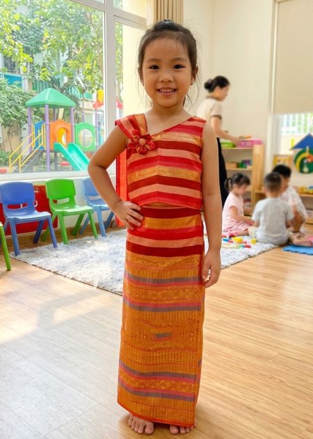 Trang phục Phasin Thái Lan mầm non gấm đỏ