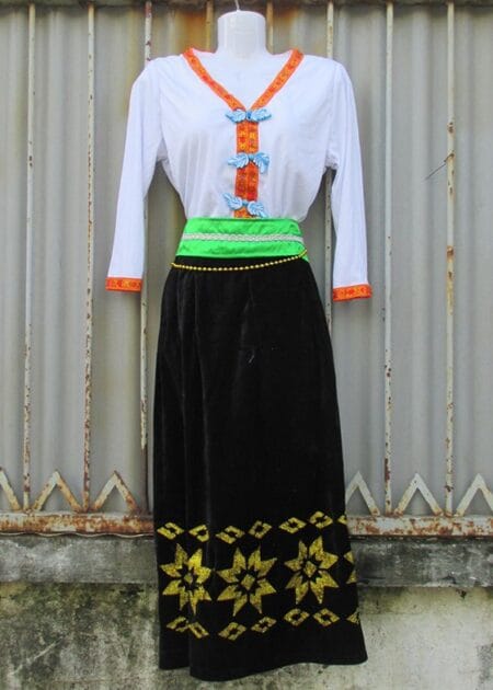 Trang phục Thái trắng viền thổ cẩm