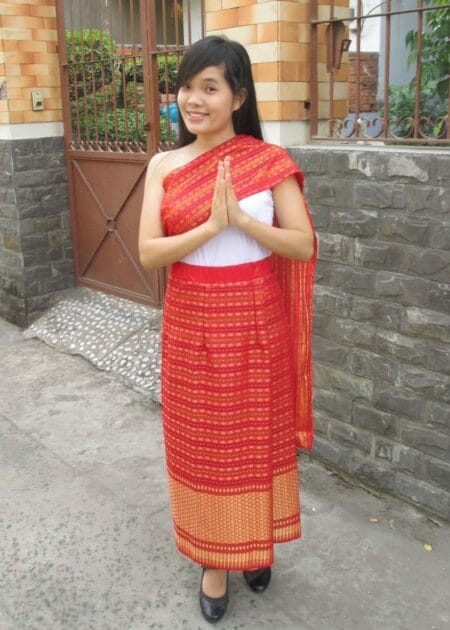 Trang phục truyền thống Thái Lan màu đỏ sọc ngang