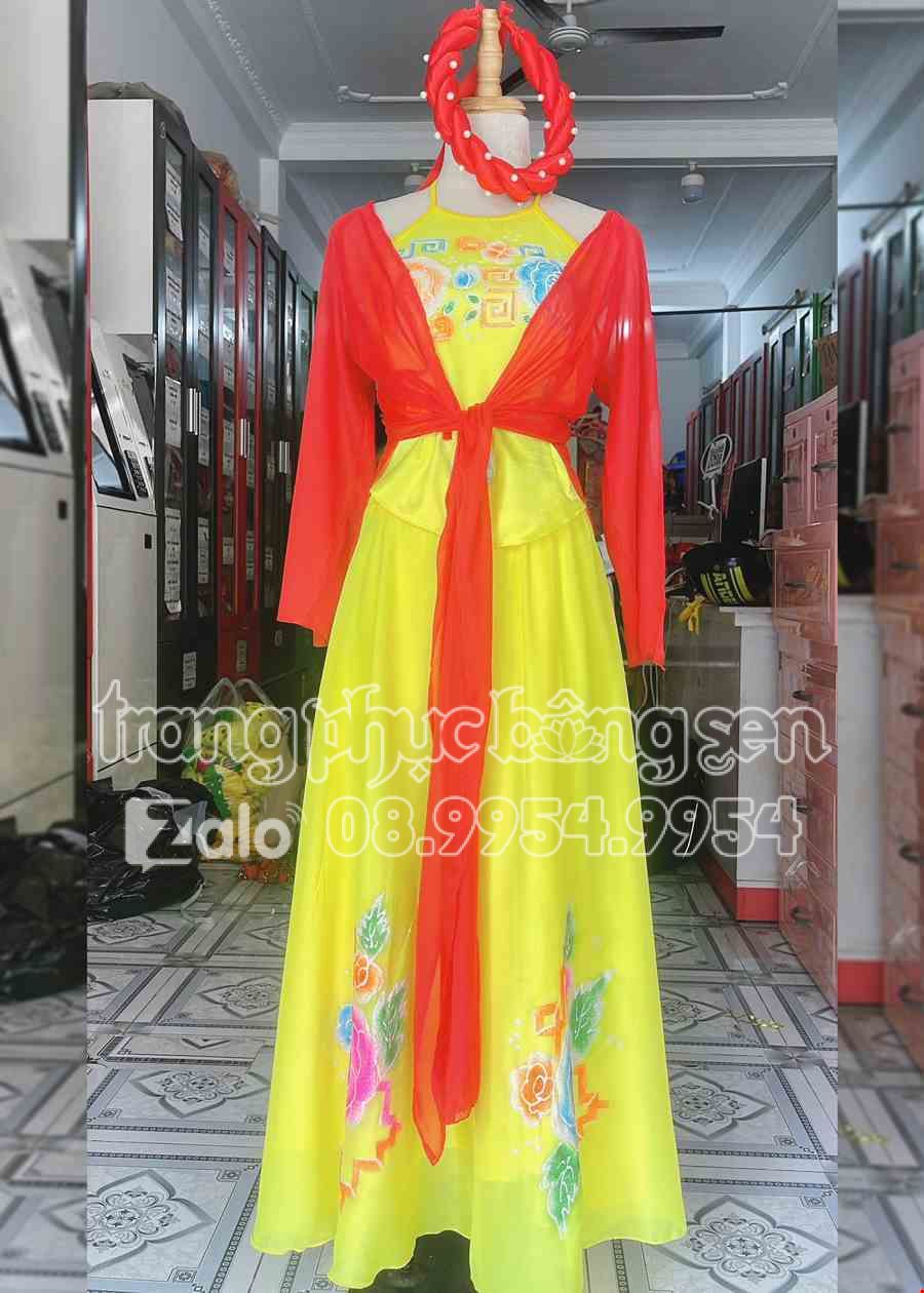 trang phục tứ thân lụa đỏ phối sét yếm váy vàng