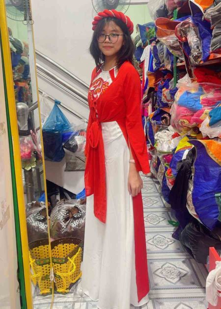 Trang phục tứ thân lụa đỏ yếm trắng thêu quần váy trắng