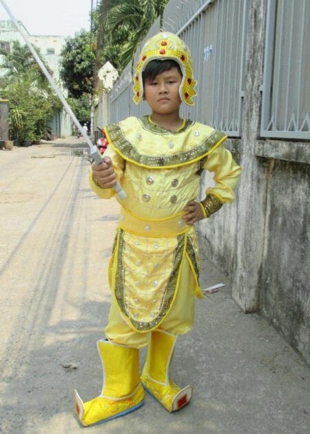 Trang phục tướng quân trẻ em màu vàng