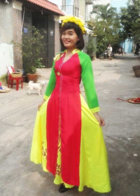 Tứ thân cách điệu hồng tay xanh dán hoa