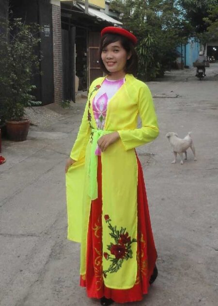 Tứ thân màu vàng lá tà thêu hoa 3D