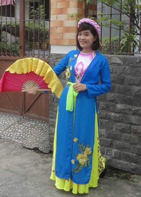 Tứ thân màu xanh biển lá tà thêu hoa 3D