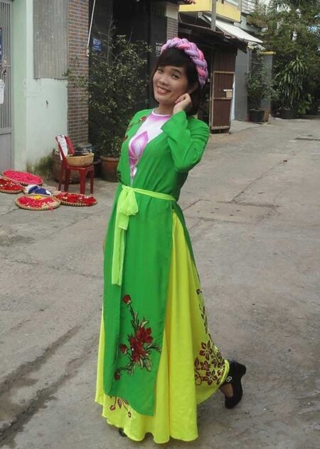 Tứ thân màu xanh lá tà thêu hoa 3D