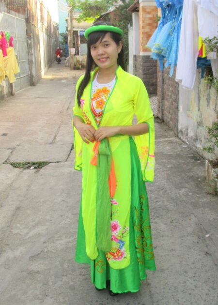 Tứ thân tà vẽ tay xẻ màu vàng