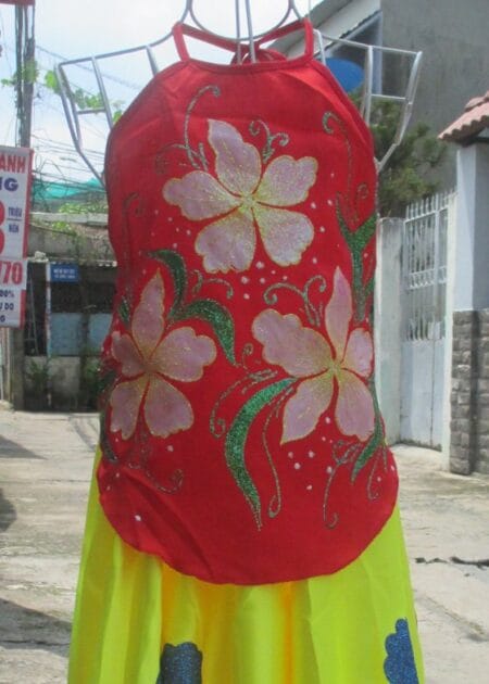 Yếm mầm non màu đỏ hoa trắng