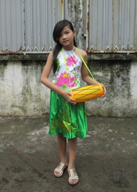 Yếm mầm non trắng phun sen