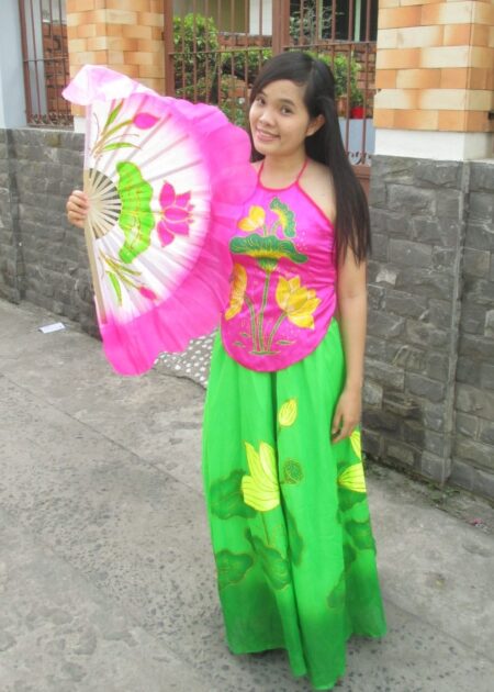 Yếm phun sen hồng, đụp sen dài xanh lá