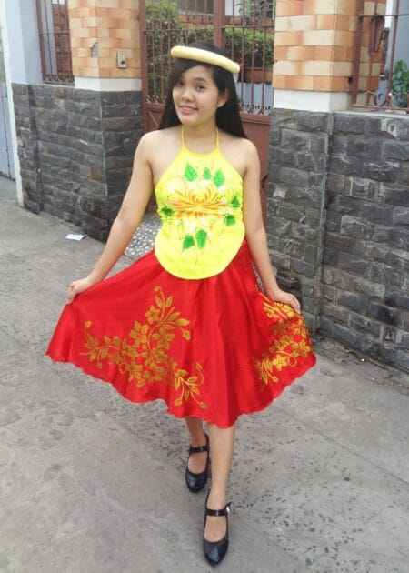 Yếm vàng phun hoa lá, đụp ngắn