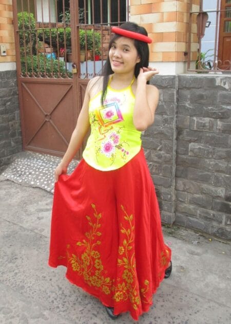 Yếm vàng phun hoa ô vuông, quần váy đỏ