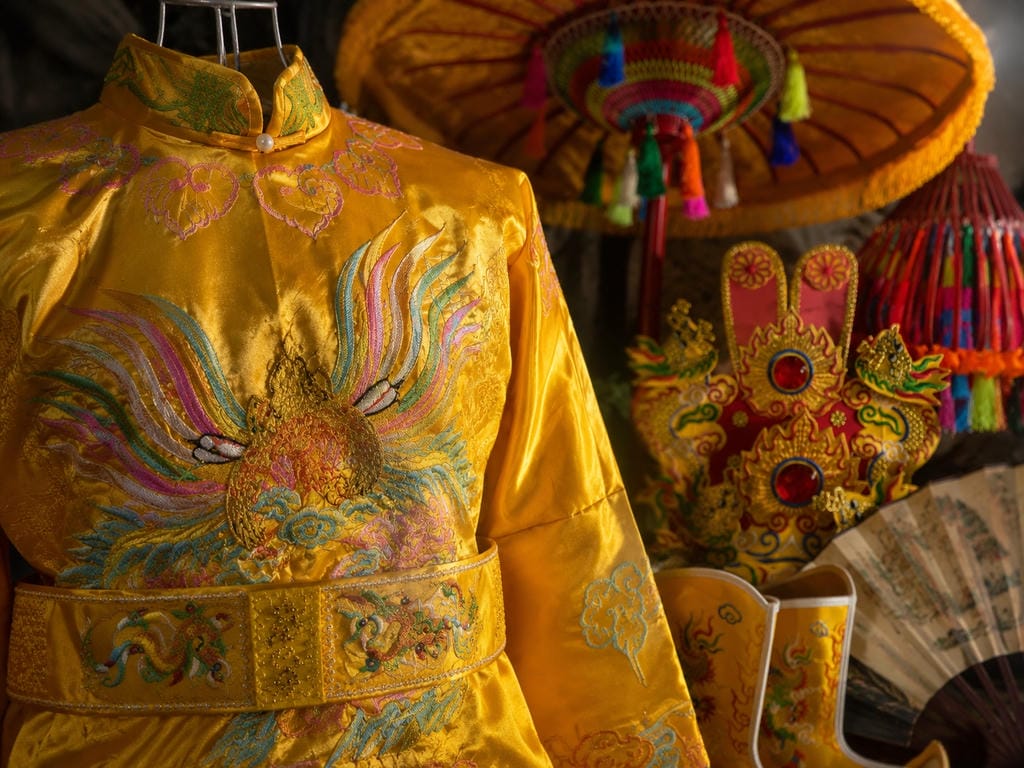 Cận cảnh đường nét thêu phượng hoàng tinh xảo trên mẫu trang phục cổ trang sân khấu