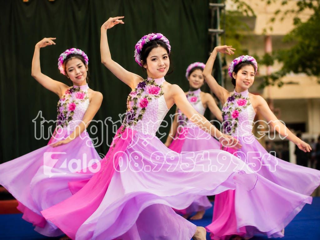 Nhóm nữ sinh mặc trang phục múa dân gian đương đại khi thuê đồ múa tại Trang Phục Bông Sen