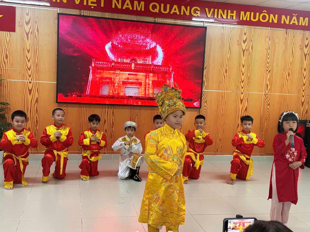 Tiết mục văn nghệ hoành tráng của các bạn học sinh trong trang phục cổ trang sân khấu do Trang Phục Bông Sen cung cấp.