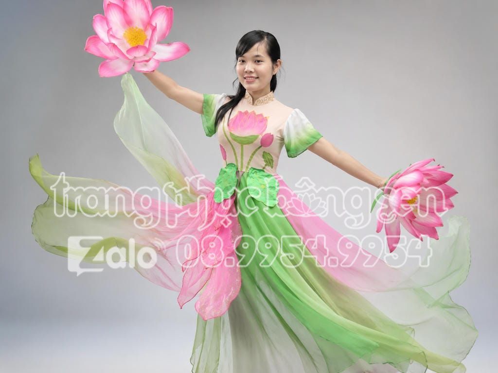 Vũ công múa đương đại mặc váy loang màu khi thuê đồ múa sen tại Trang Phục Bông Sen