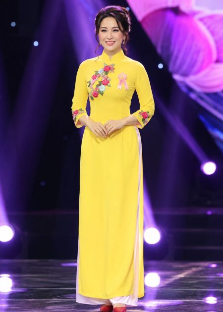Áo dài vàng thêu hoa ruy băng