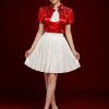 Áo sơ mi nữ đỏ kim sa váy xếp ly trắng