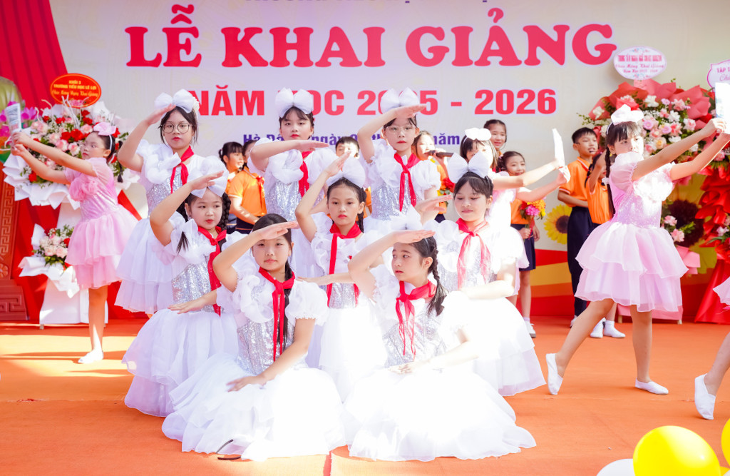 Học sinh rạng rỡ trong trang phục múa biểu diễn dưới sân trường ngày khai giảng,