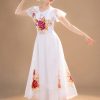 trang phục biểu diễn đầm múa dài voan trắng phun hoa hồng