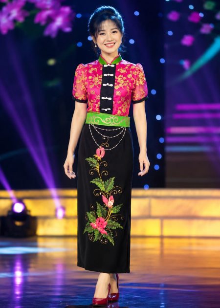 Dân tộc Thái áo kim sa hồng, váy nhung đen