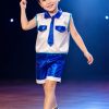 Đồ múa hiện đại mầm non quần áo thun da trắng xanh bích cổ gắn cà vạt