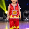 trang phục biểu diễn Tây Nguyên mầm non nam nhung đỏ ngực viền ô vuông