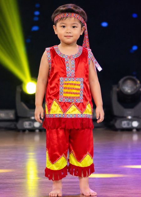 trang phục biểu diễn Tây Nguyên mầm non nam nhung đỏ ngực viền ô vuông