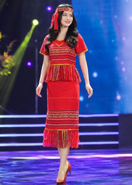Tây Nguyên nữ - Áo váy đỏ thổ cẩm