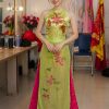 thuê áo dài cổ yếm kết cườm