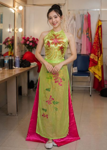 thuê áo dài cổ yếm kết cườm