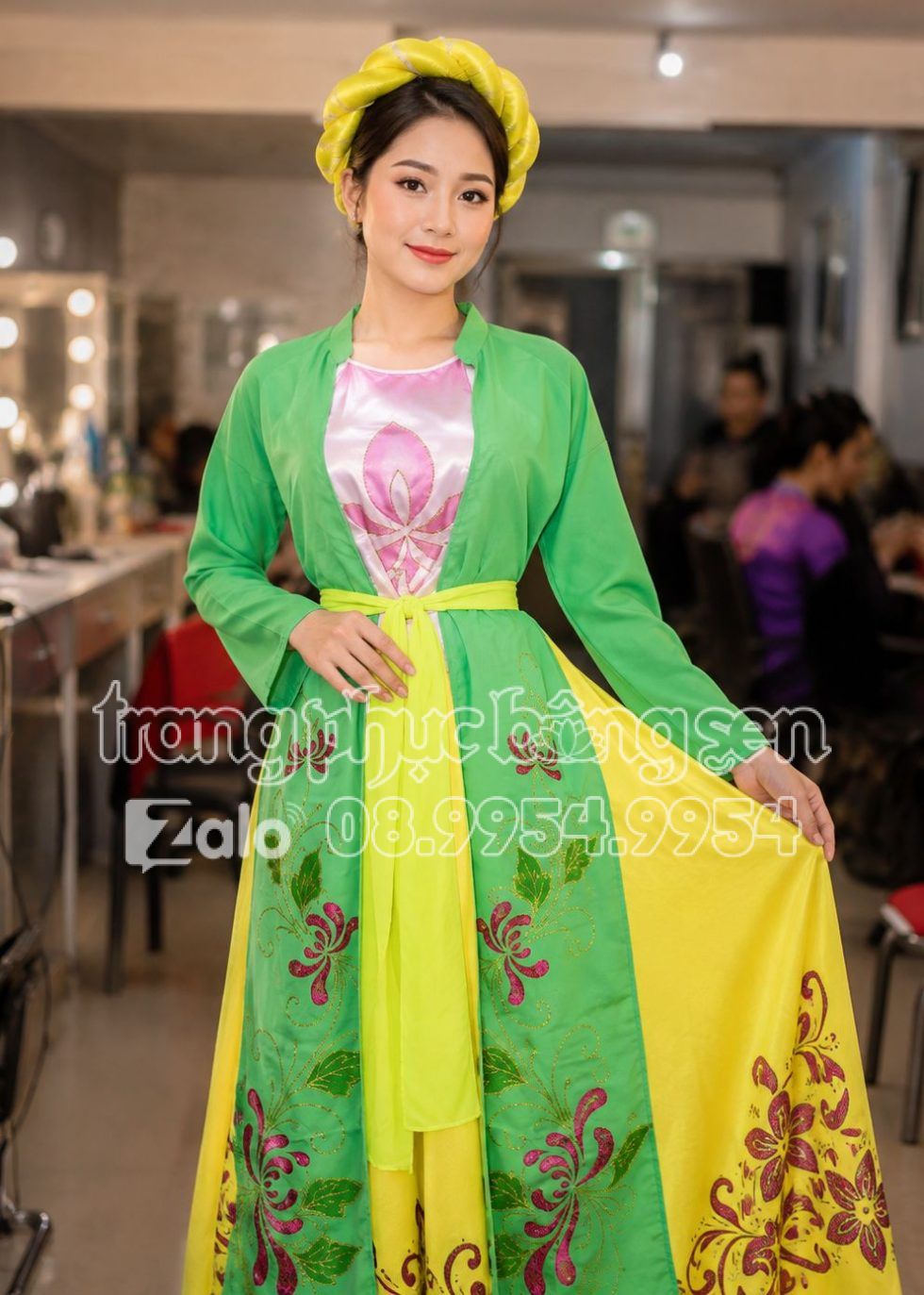 thuê áo tứ thân tà vẽ màu xanh lá