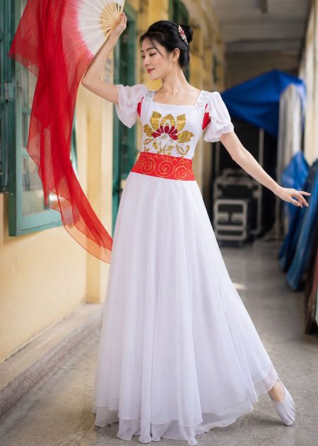thuê đầm múa dài cổ vuông tay bèo