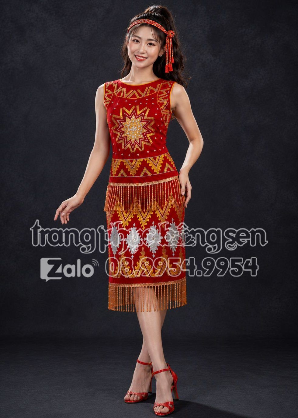 thuê trang phục dân tộc trang phục Tây Nguyên áo váy nhung đỏ kim tuyến