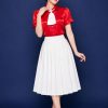 thuê váy múa - áo sơ mi nữ đỏ tươi trơn váy xếp ly trắng