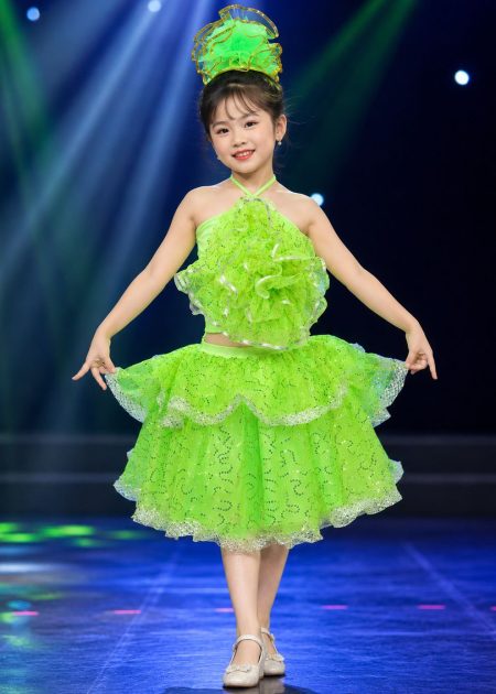 thuê váy múa đầm múa trẻ em kim sa xanh cốm bông ngực