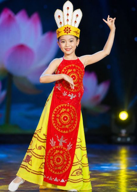 trang phục âu lạc trẻ em yếm đai đỏ trống đồng