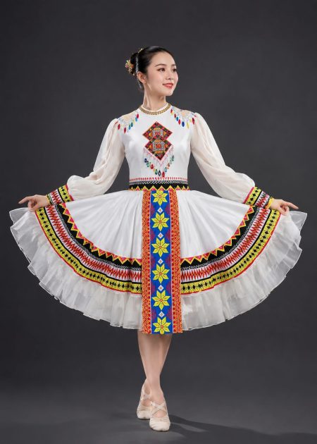 Trang phục dân tộc H'Mông trắng thổ cẩm