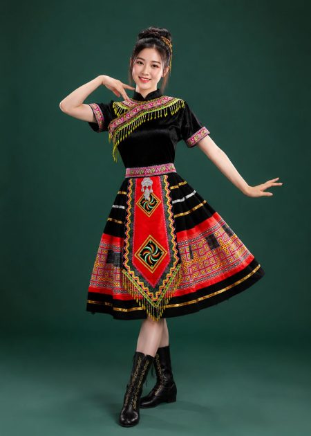 Trang phục dân tộc H'Mông nhung đen thổ cẩm