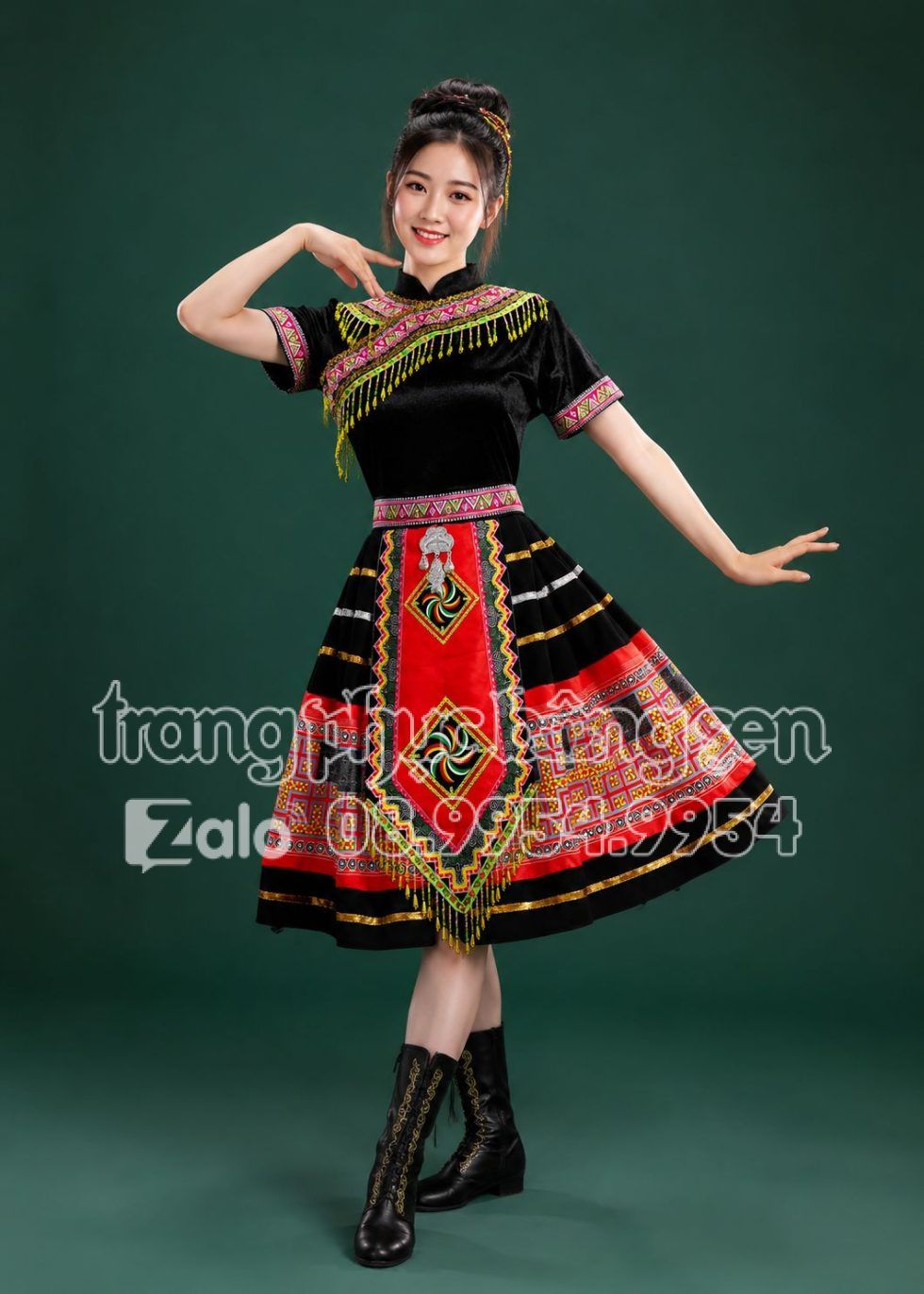 Trang phục dân tộc H'Mông nhung đen thổ cẩm