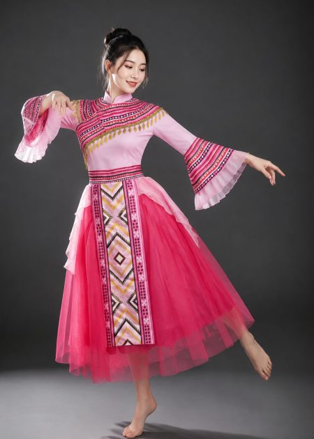 Trang phục dân tộc Mèo H'Mông màu hồng truyền thống