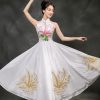 Trang phục múa hát đầm trắng cổ yếm ngực kim sa