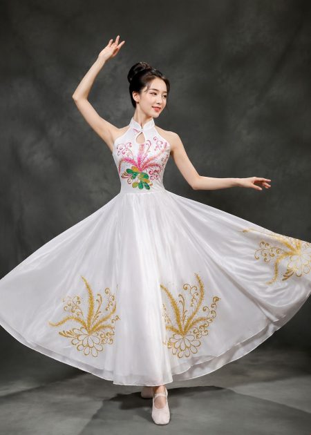 Trang phục múa hát đầm trắng cổ yếm ngực kim sa