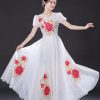 Trang phục múa hát đầm trắng hoa hồng tay cánh tiên