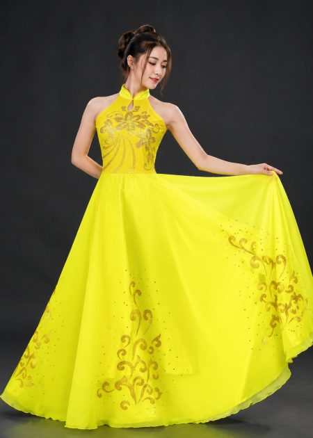 Trang phục múa hát đầm voan vàng cổ trụ