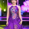 yem ve mau tim trang phục múa