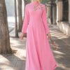 Trang phục văn nghệ áo dài lụa hồng phấn kết hoa 3D
