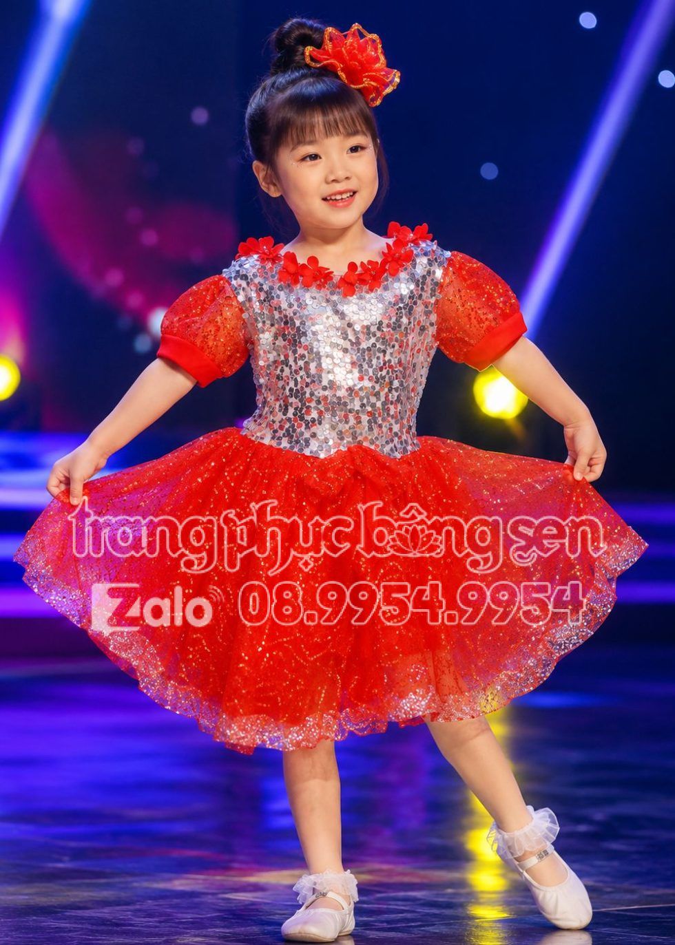 Váy múa mầm non kim sa đỏ trắng nơ đỏ hoa dán