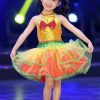 Váy múa mầm non kim sa vàng cổ trụ nơ đỏ