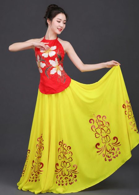 Yếm đỏ hoa trắng váy đụp vàng phun thuê váy múa